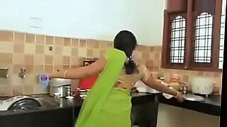 kerala aunty saree stripping bathing 1