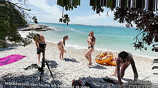 Öffentliche Nacktheit und heiße Lesbenbegegnung am Strand