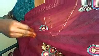 sunny leone xxx removing her red hot sari