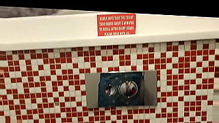 Chindo busca ayuda en el baño de Wanrouss Mall