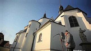 Monjas lesbianas se seducen y se complacen en una escuela católica.