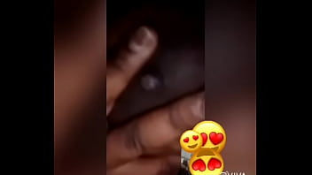 Teen18 se entrega a una sesión de besos apasionados con su pareja masculina.