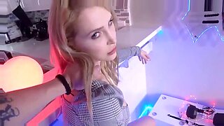 La madrastra Alix Lynx desea sexo anal hardcore con una joven amateur.