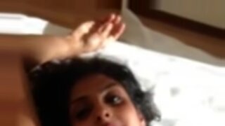 La sensual bhabhi india muestra sus grandes tetas en POV