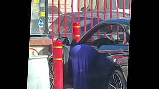 La rubia tetona provoca y jabona en el coche, revelando sus curvas en una escena caliente.