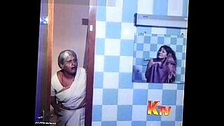 kerala aunty saree stripping bathing 1