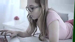 dad fucks his own daughter in her room hornbunnycom10