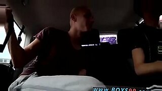 Hombres gays se involucran en escenas calientes de sexo anal.