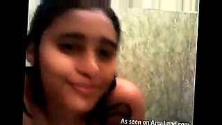 indian aunty and girl bathing together