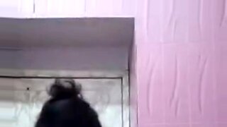 kerala aunty saree stripping bathing 1