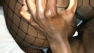 Naija experimenta un intenso placer con una gran polla negra.