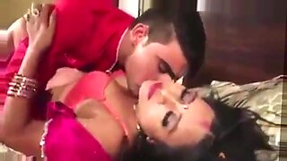 Una MILF desi y un chico universitario se involucran en un encuentro caliente e infiel.